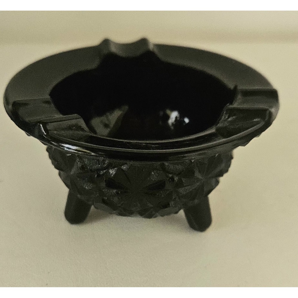LE Smith Black Amethyst Glass Daisy Button 3 Footed Toed Ashtray